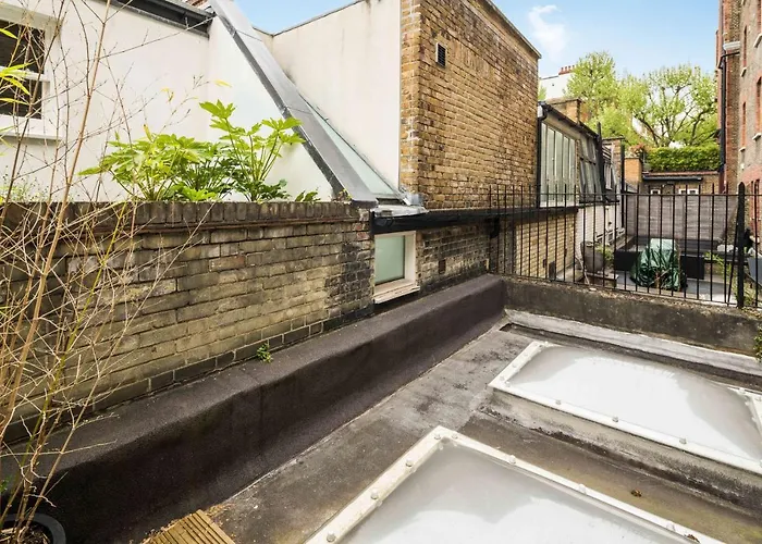 Superb Chelsea Rare Find With Patio 2 Min From Tube
