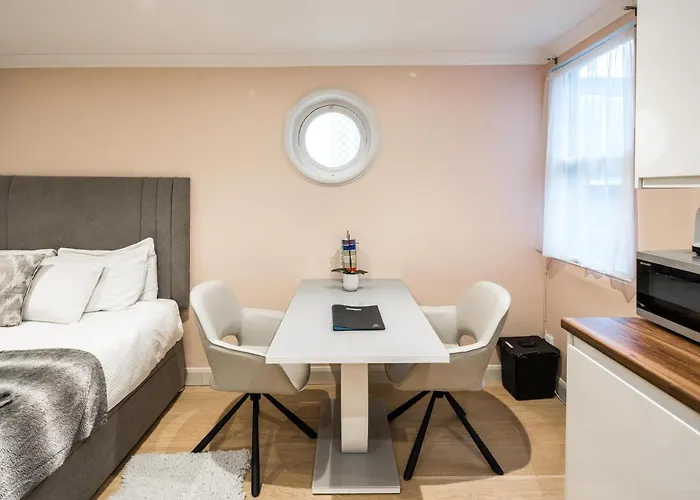 Superb Chelsea Rare Find With Patio 2 Min From Tube