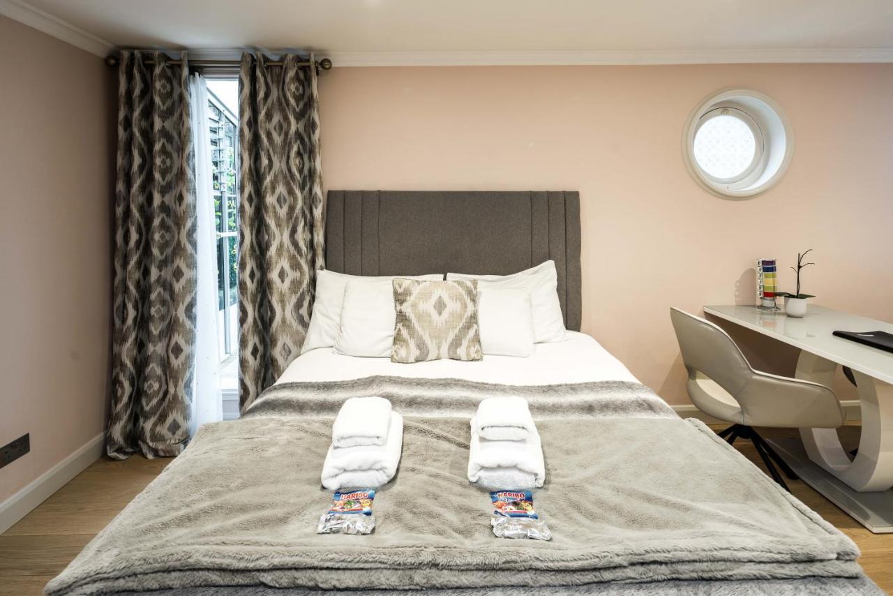Superb Chelsea Rare Find With Patio 2 Min From Tube Apartamento