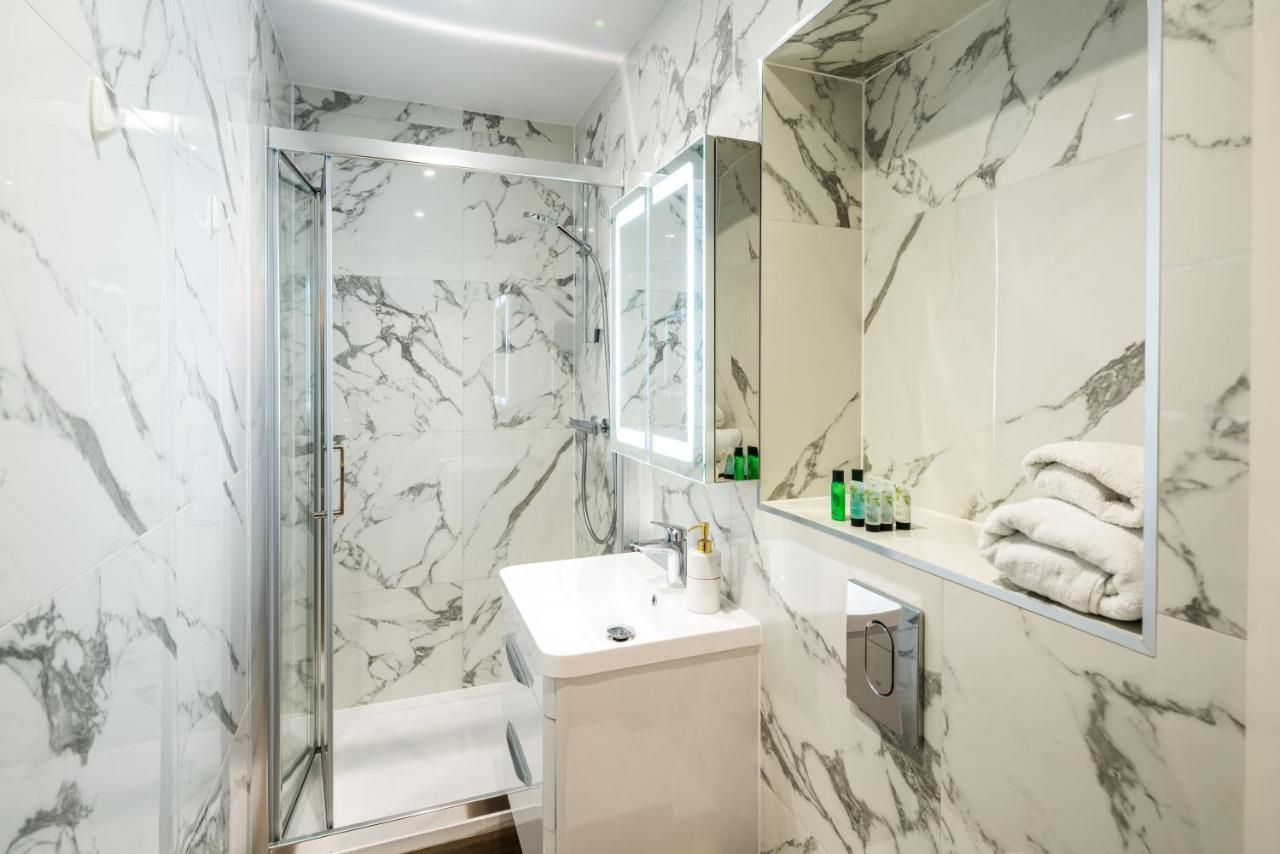 Superb Chelsea Rare Find With Patio 2 Min From Tube Apartamento Londres