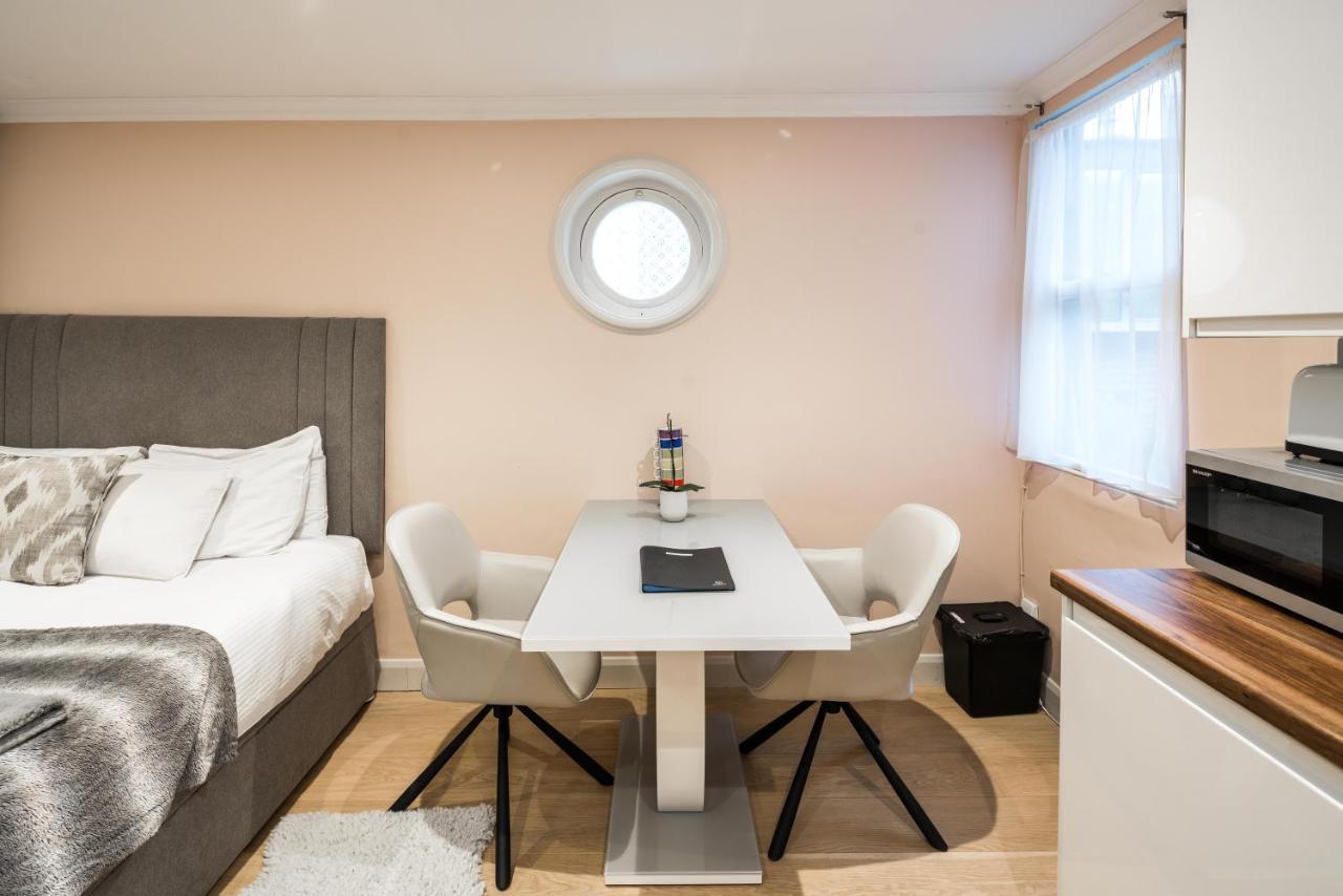 Superb Chelsea Rare Find With Patio 2 Min From Tube Apartamento *